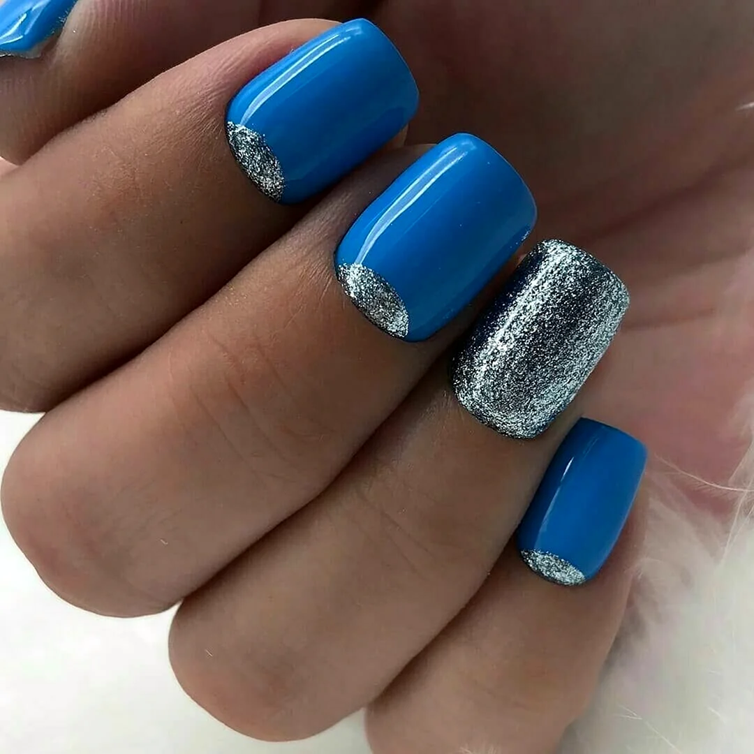 Маникюр голубой с серебром