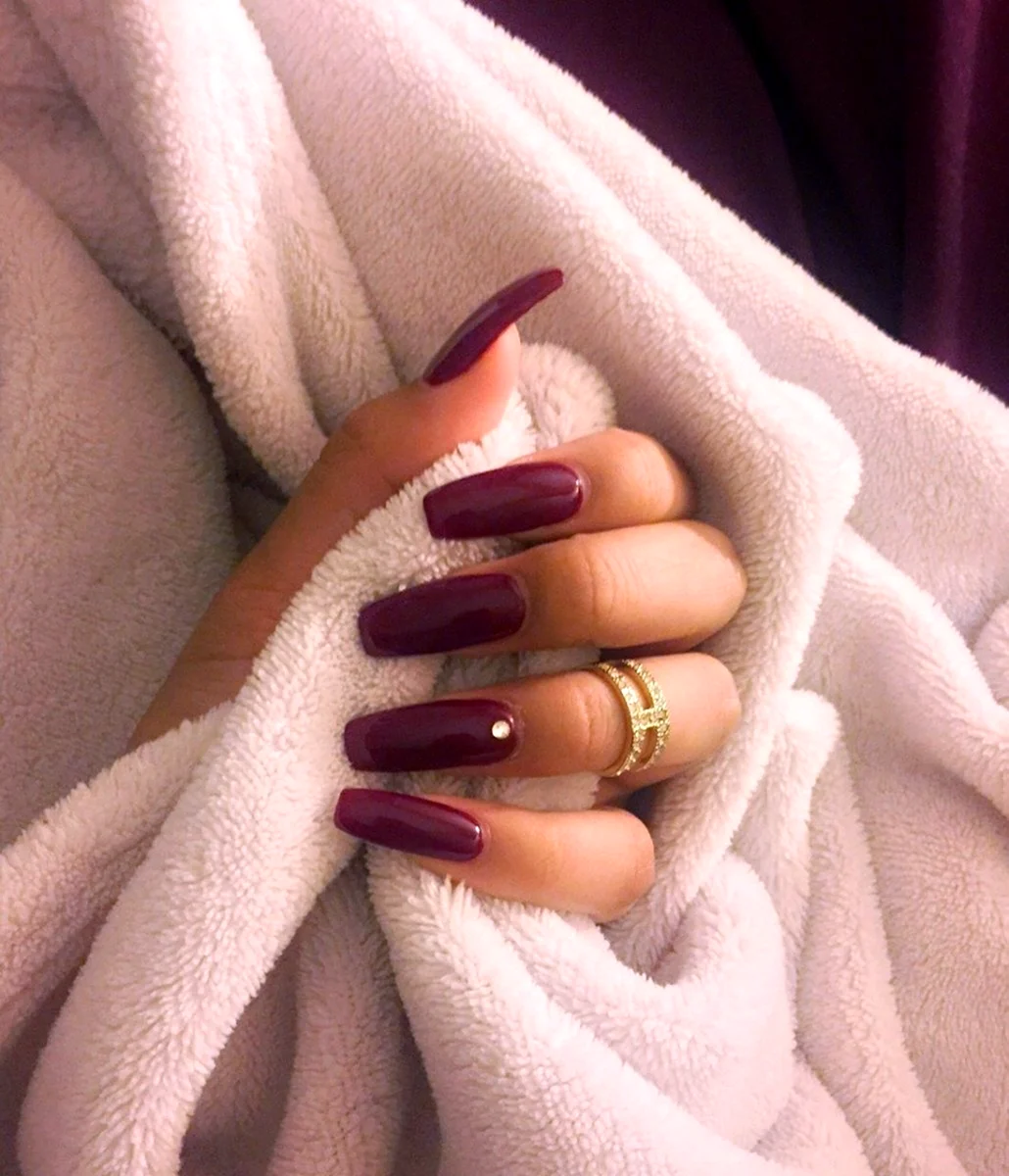 Кайли Дженнер ногти острые