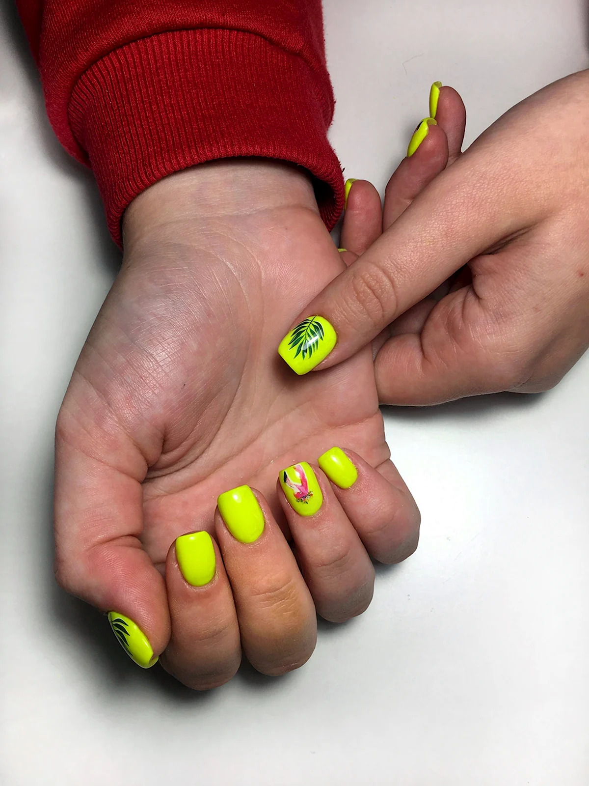 Неоновый желтый маникюр с фруктами