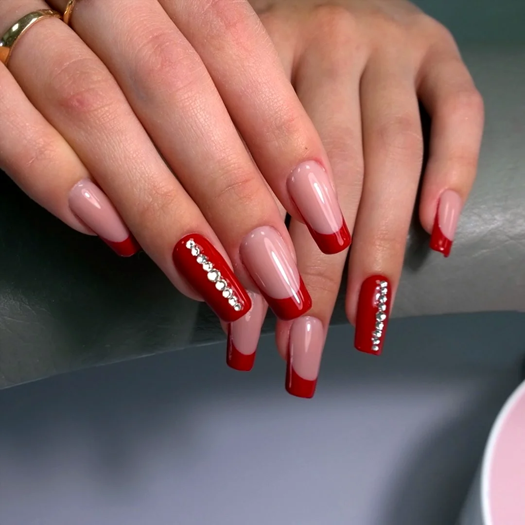 Красный маникюр на длинные квадратные ногти