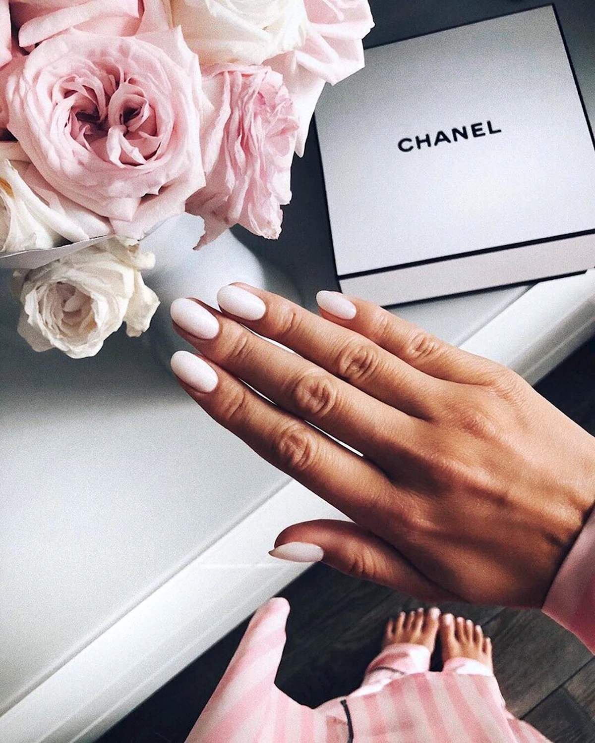 Маникюр на фоне журнала