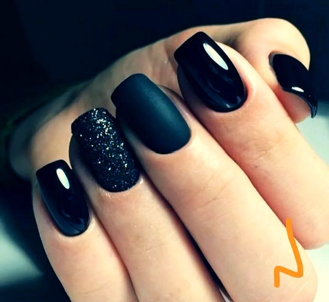 Черный матовый и глянцевый маникюр