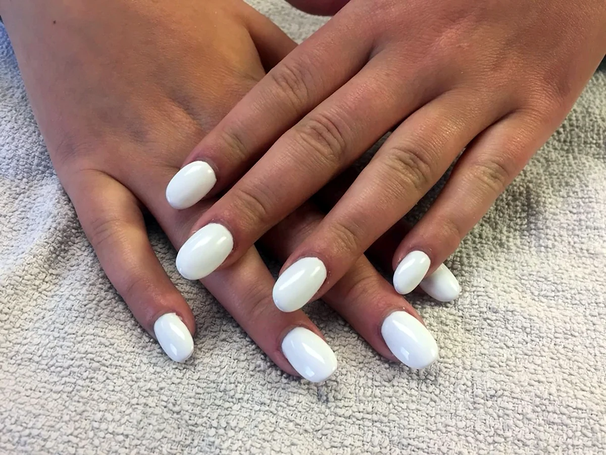 Белый овальный маникюр