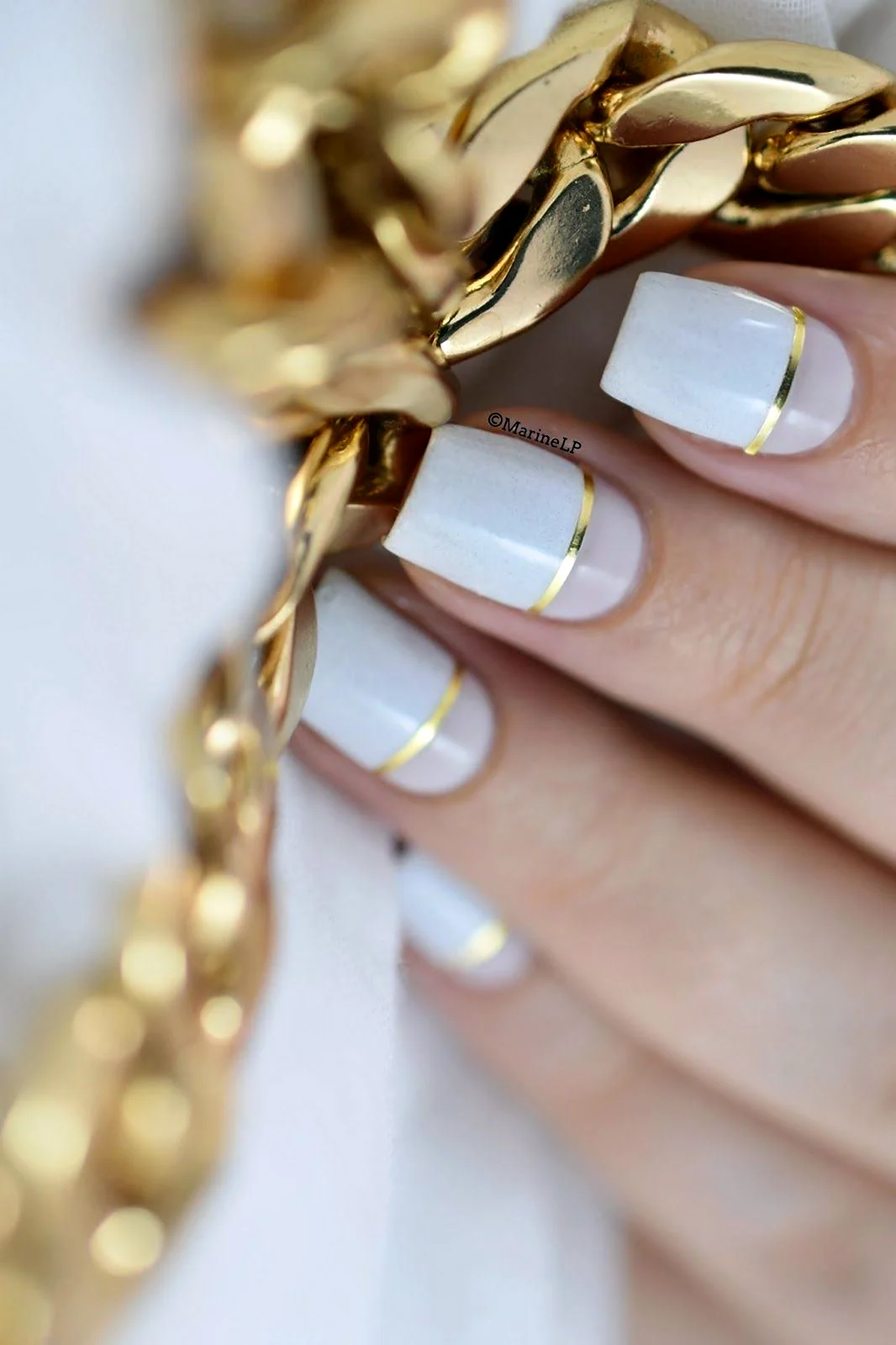 Маникюр белый с золотом