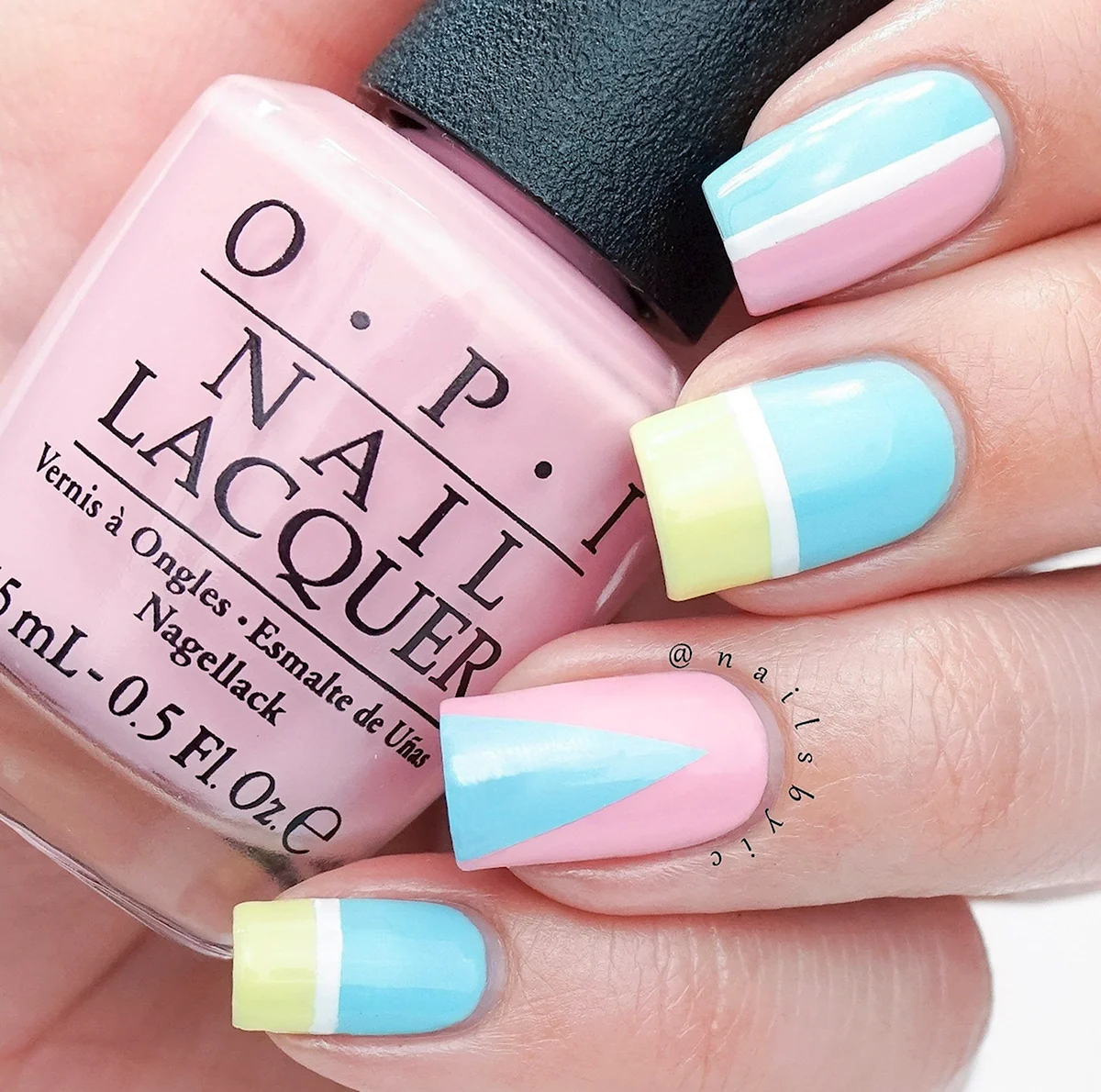 Сочетание пастельных цветов в маникюре