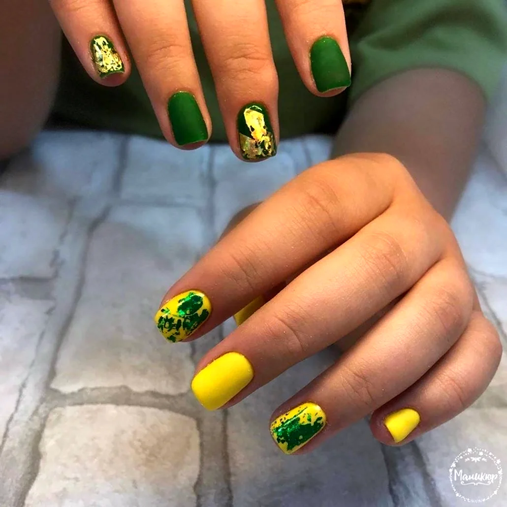 Педикюр желто зеленый