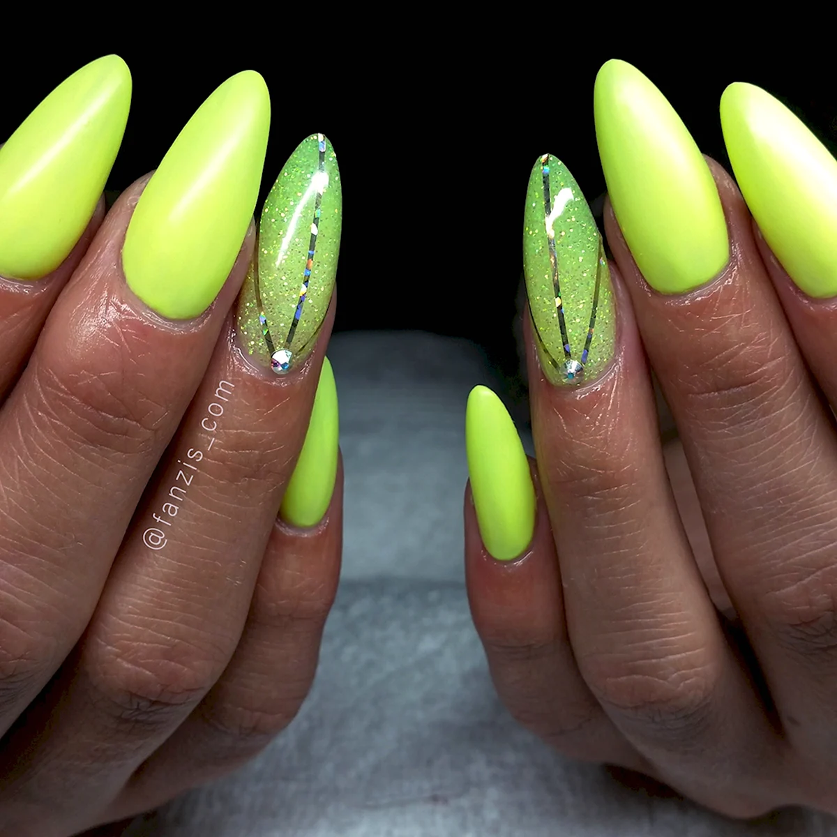 Салатовые ногти