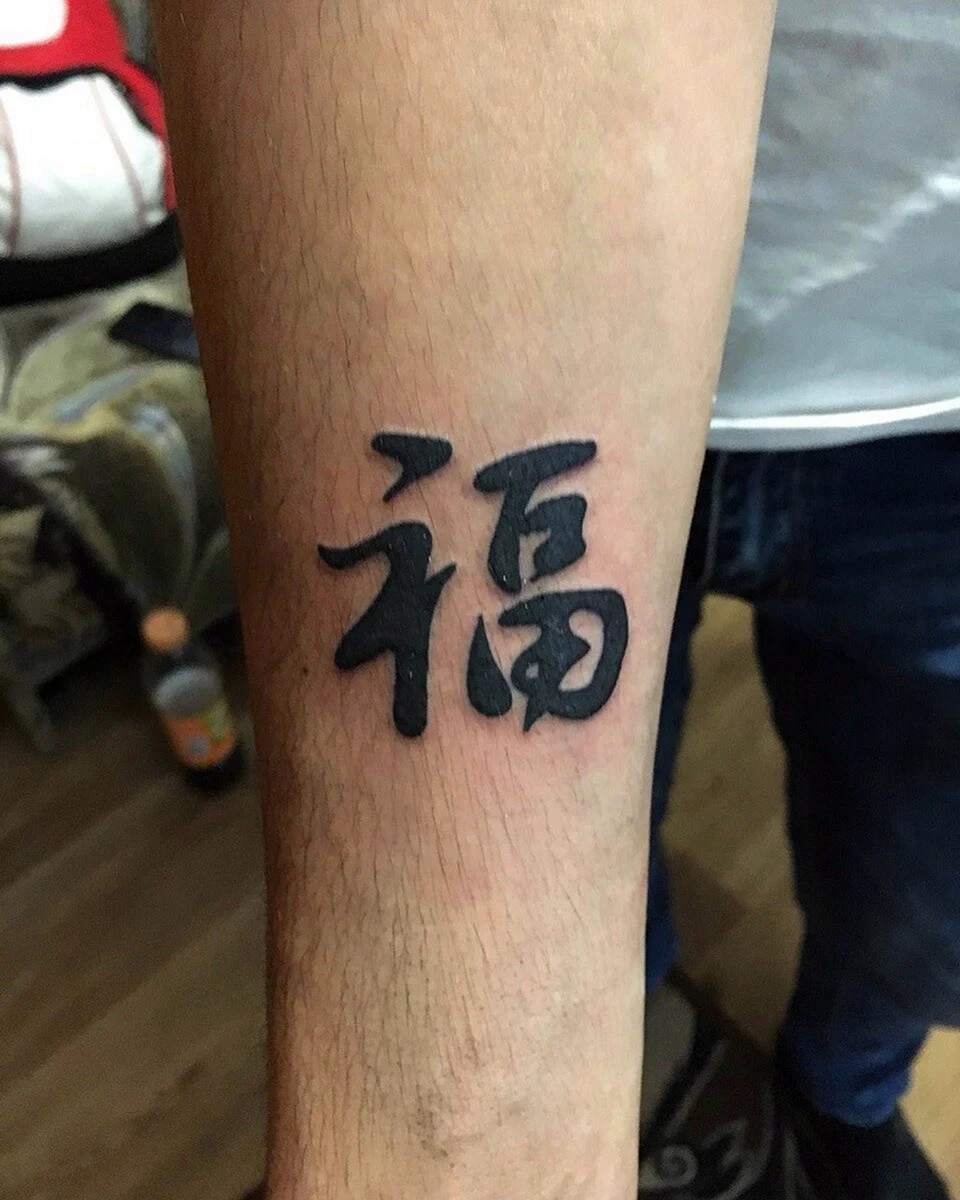 Тату иероглифы на руке