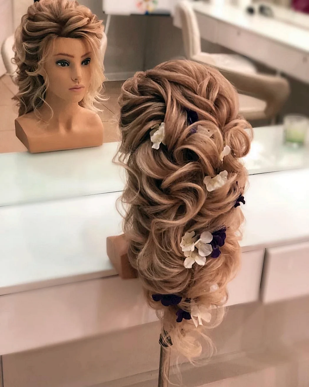 Прически с плетением и локонами