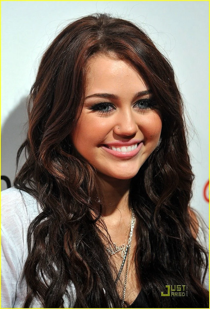 Майли Сайрус с темными волосами