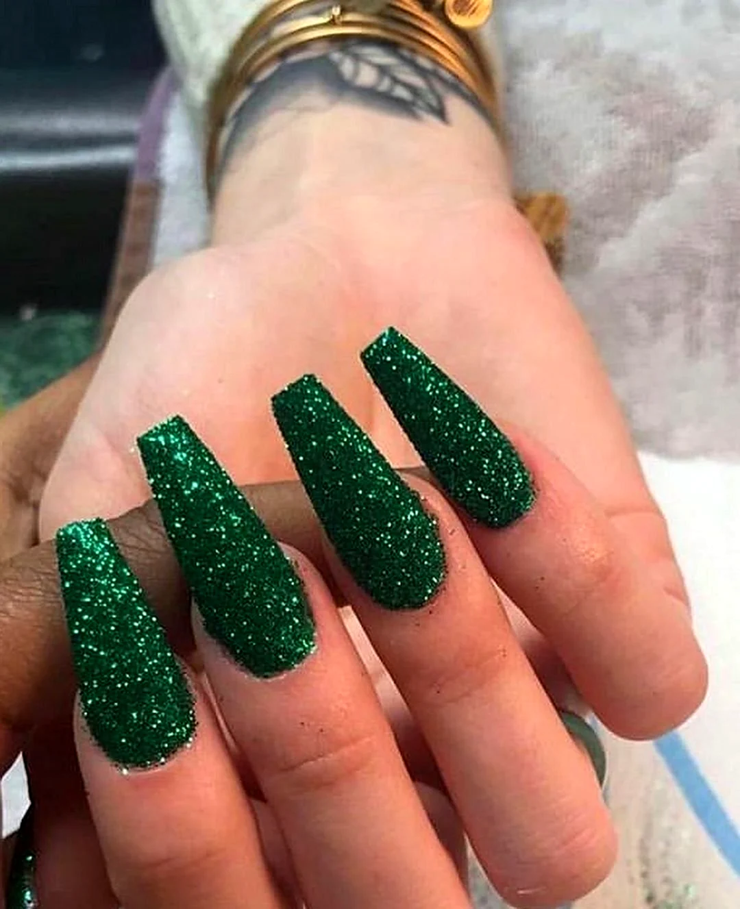 Ногти темно зеленые с блестками