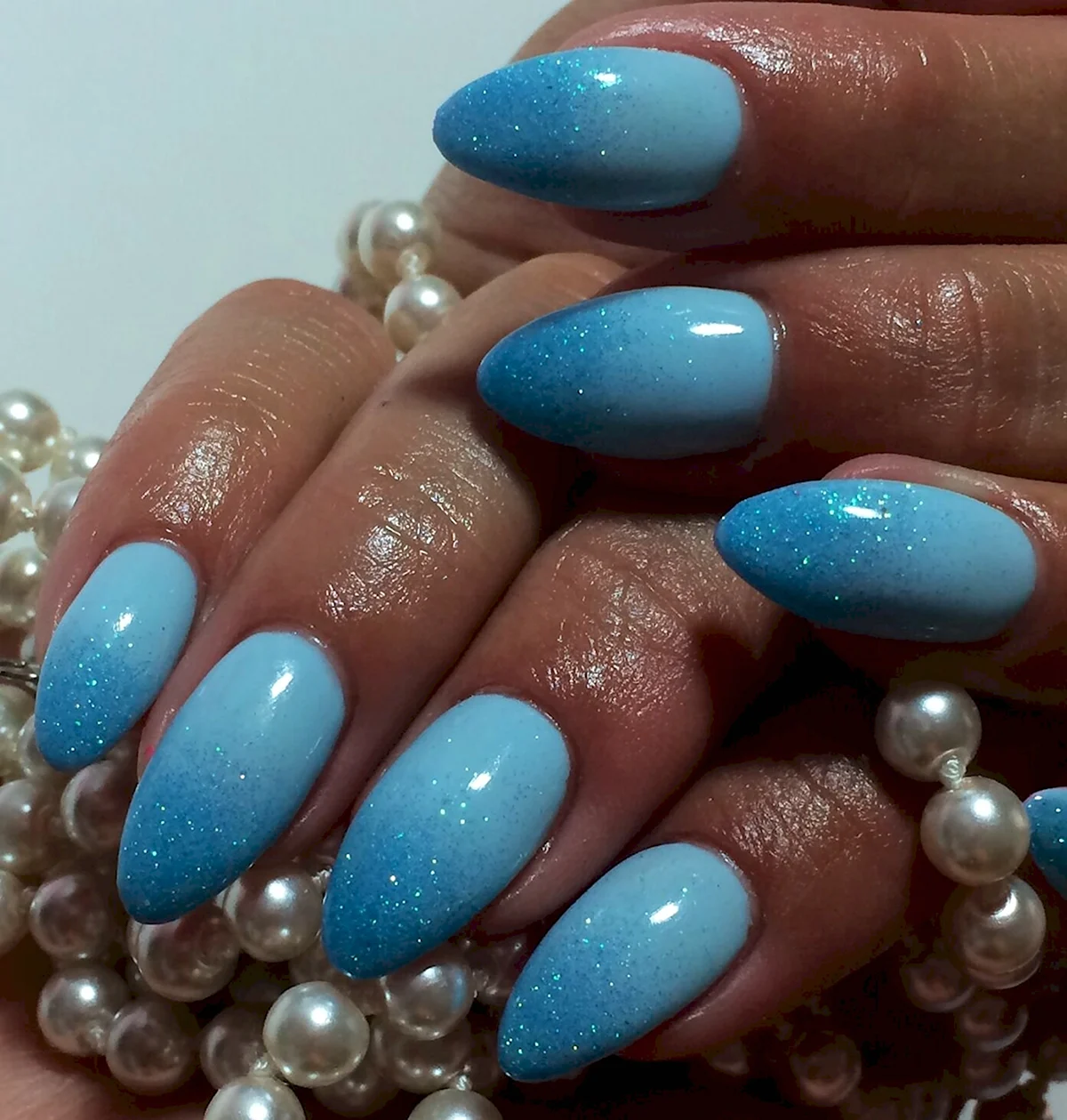 Голубые ногти миндаль