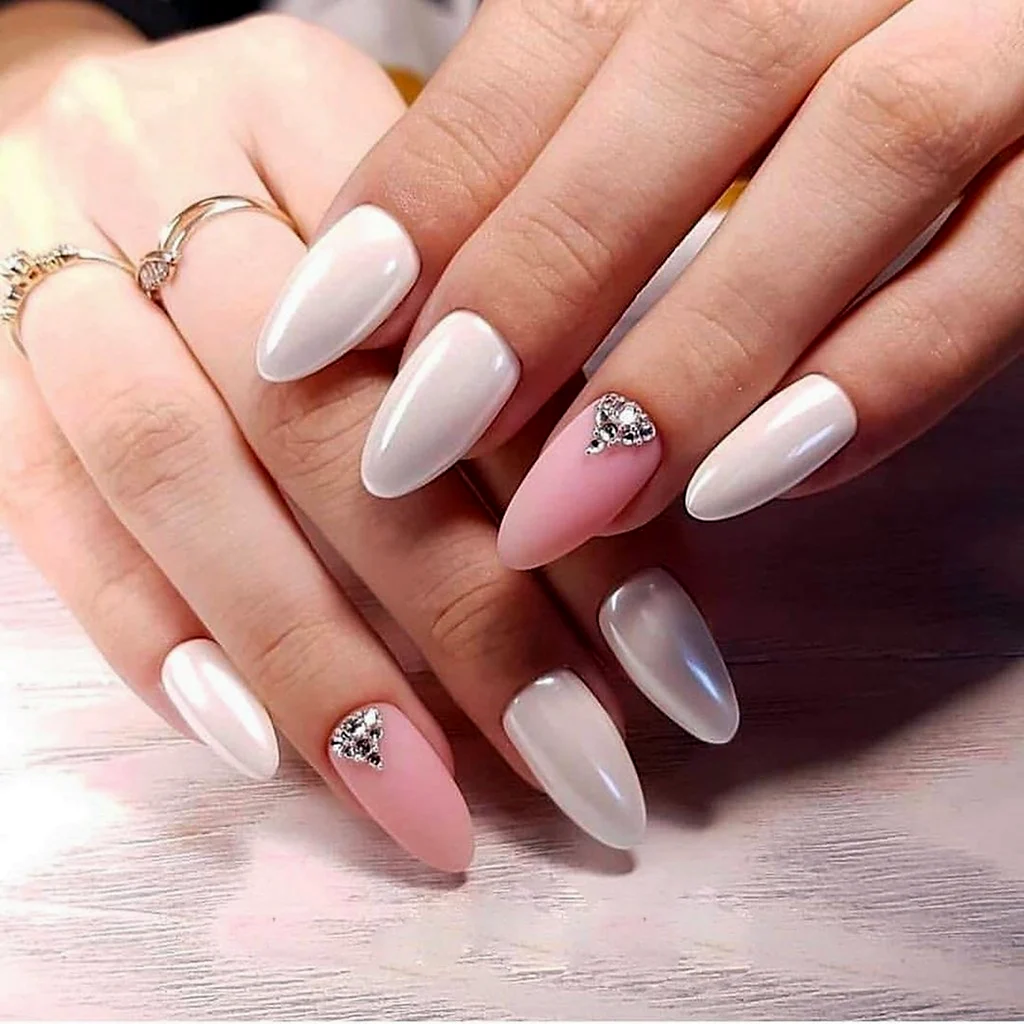 Маникюр розовый с белым