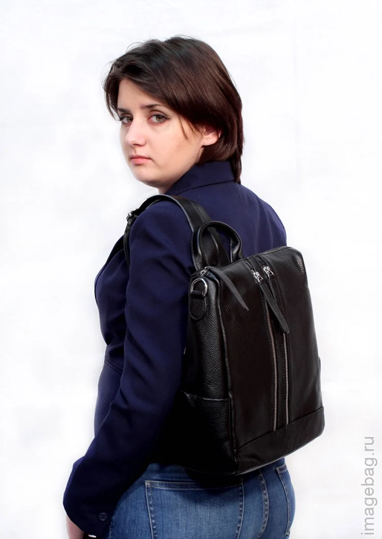 Женщина в возрасте с рюкзаком