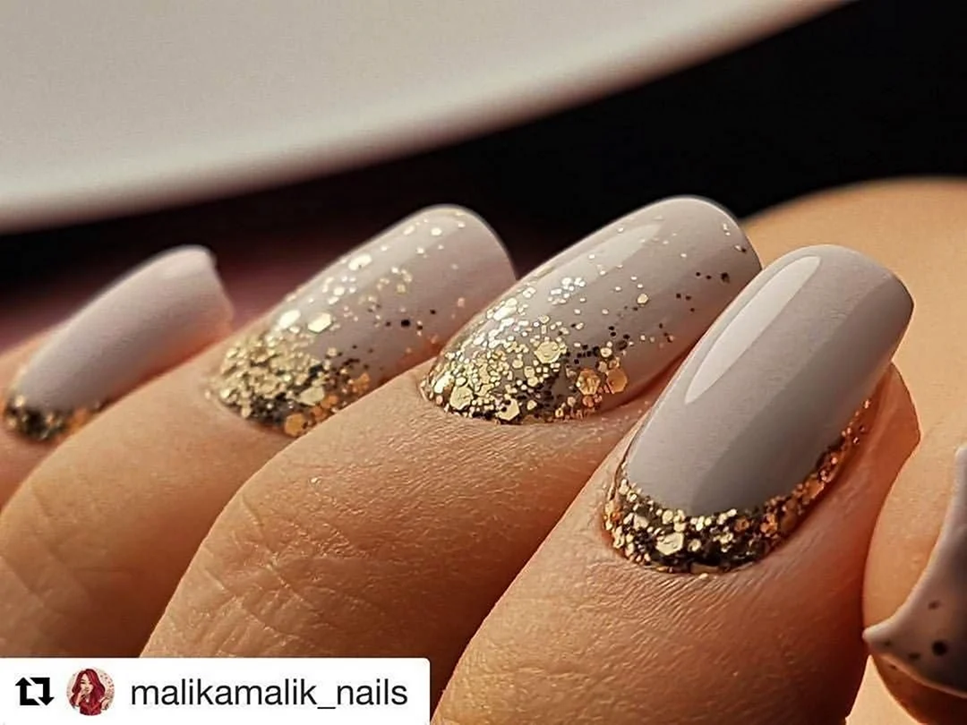 Маникюр с золотыми блестками