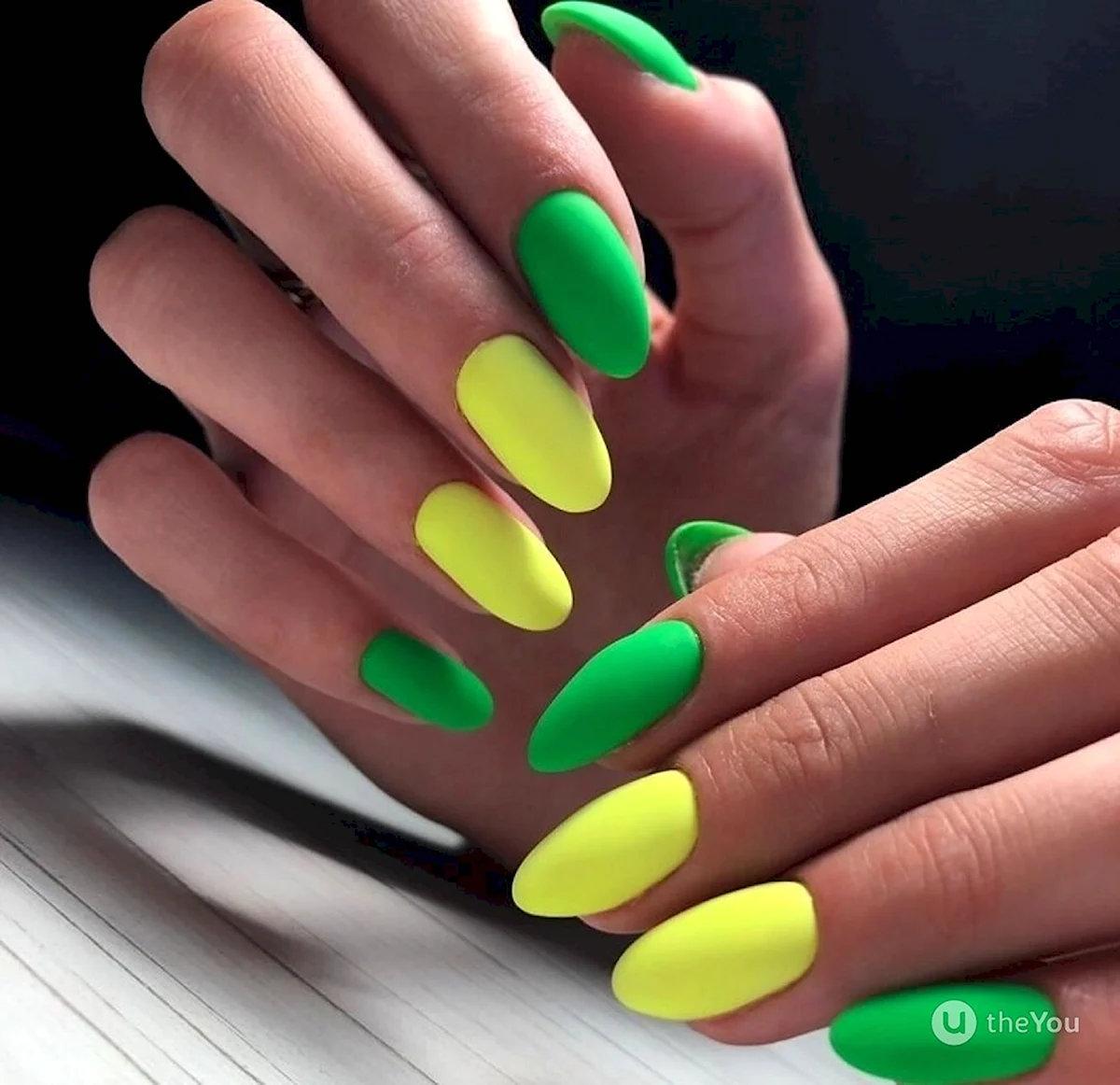 Салатовый маникюр