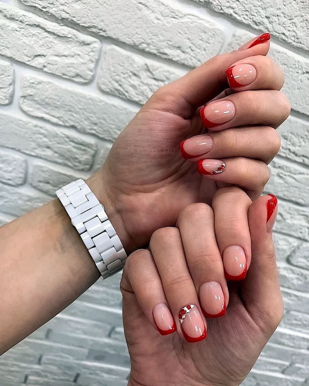 Нюдовый маникюр с красным френчем