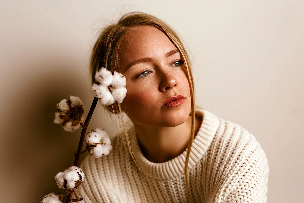 Девушка в бежевом свитере