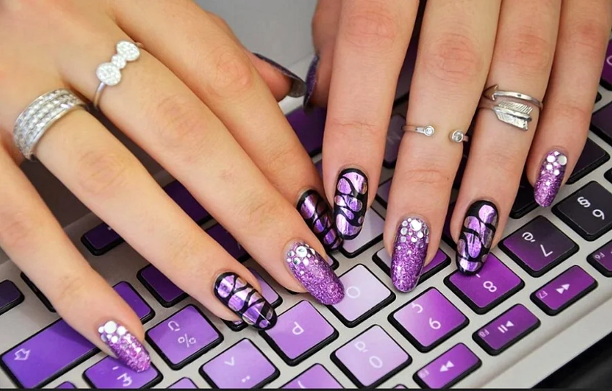 Фиолетовый маникюр с черным френчем