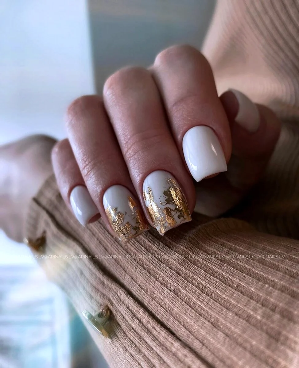 Нюдовый маникюр с золотой фольгой