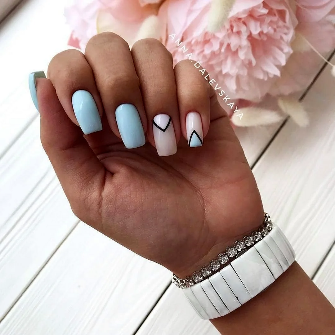 Бело розовый пастельный маникюр