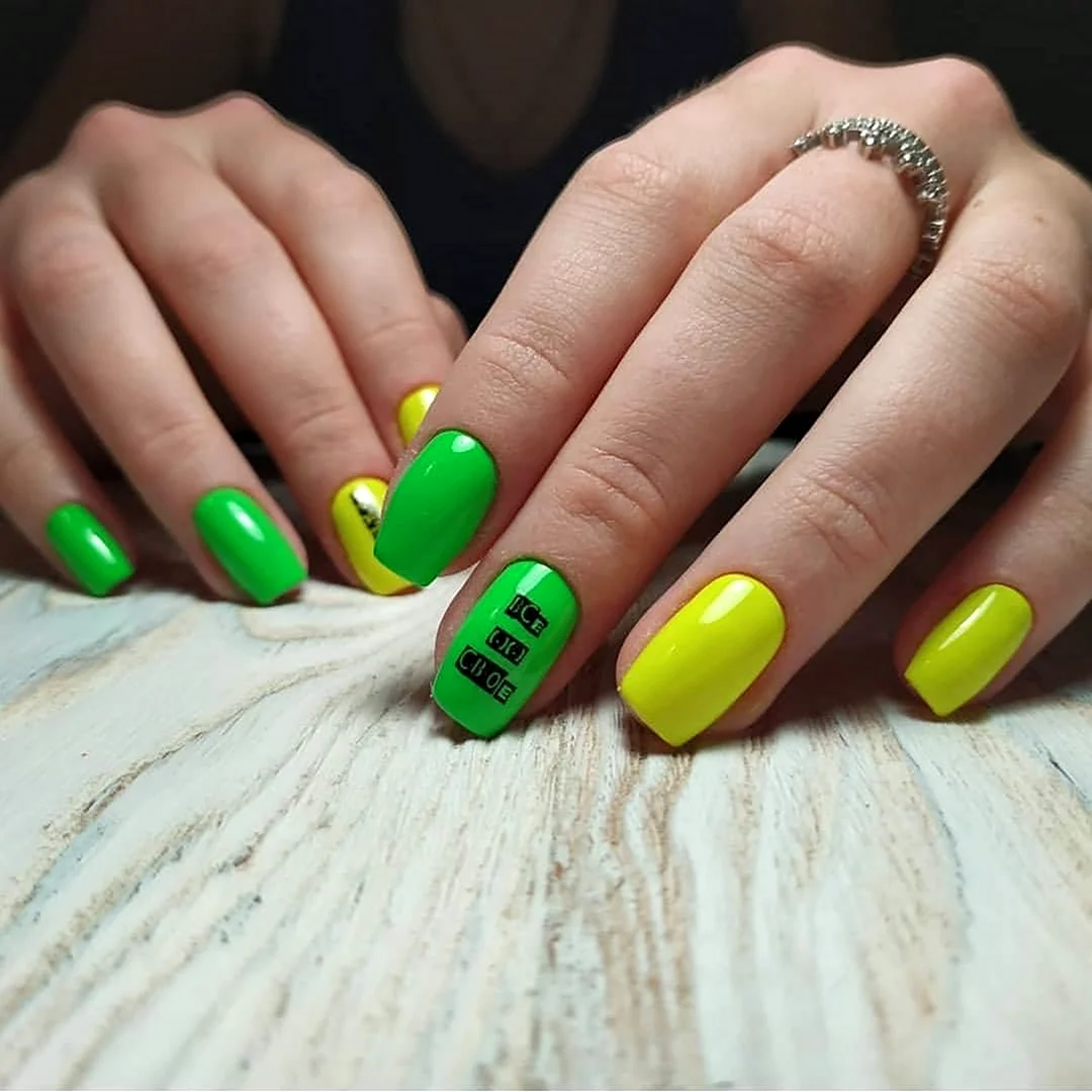 Салатовые ногти