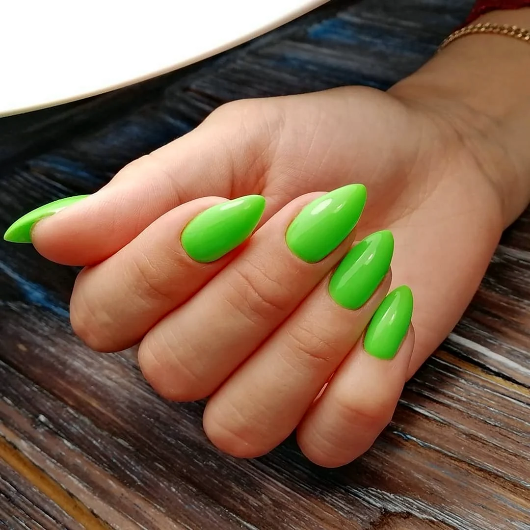 Салатовые ногти