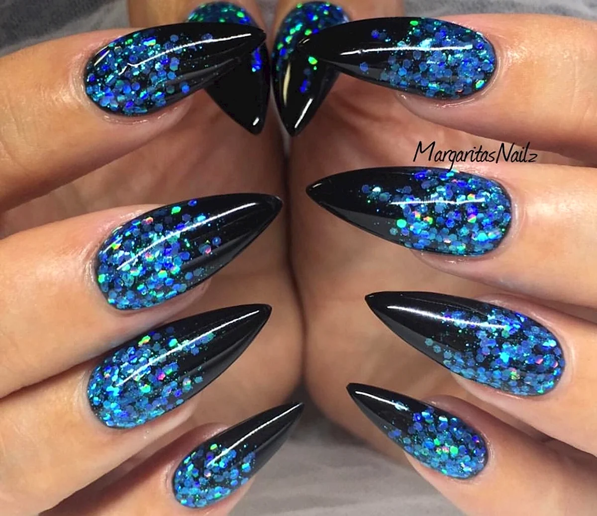 Маникюр черный с синими блестками