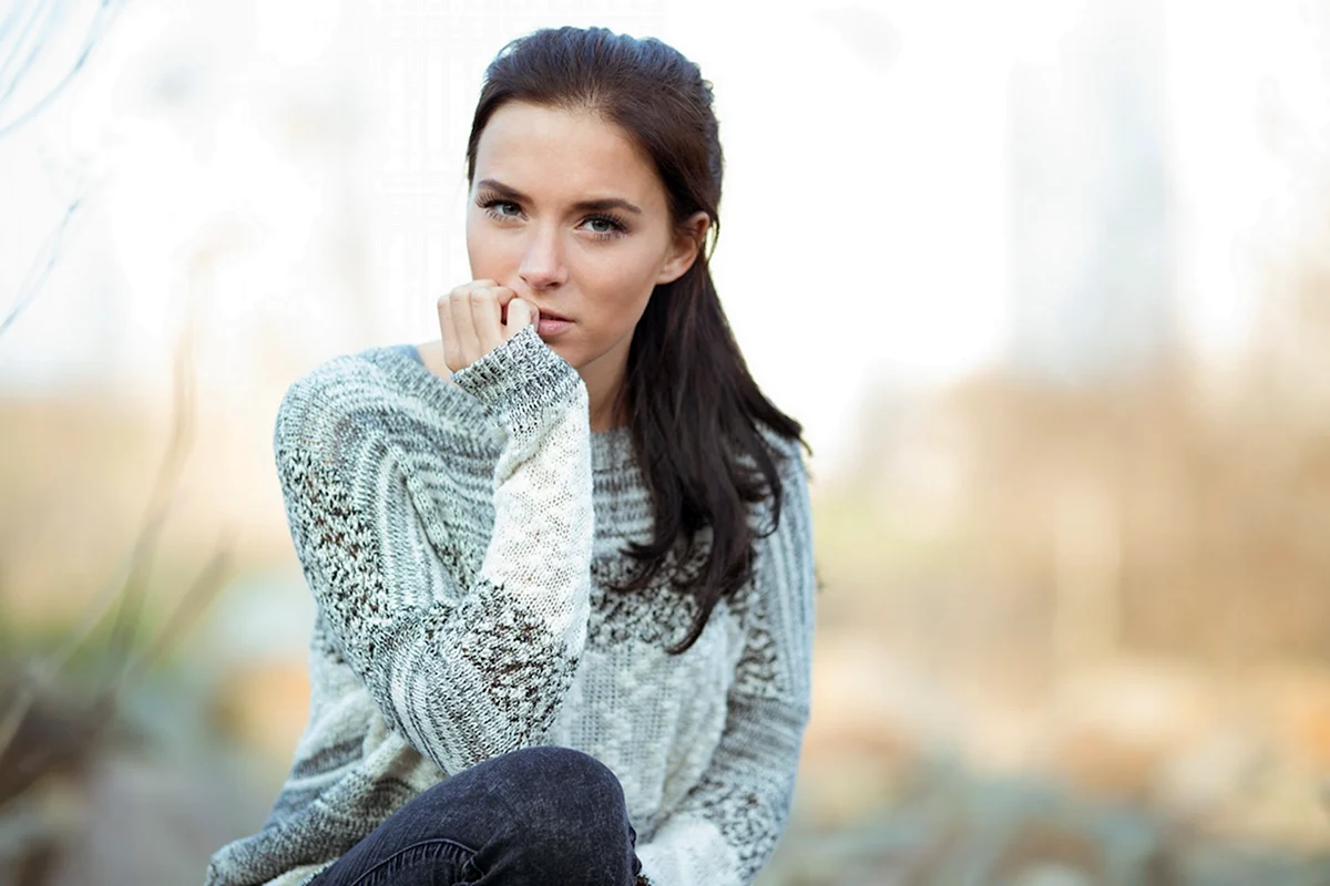 Задумчивая девушка