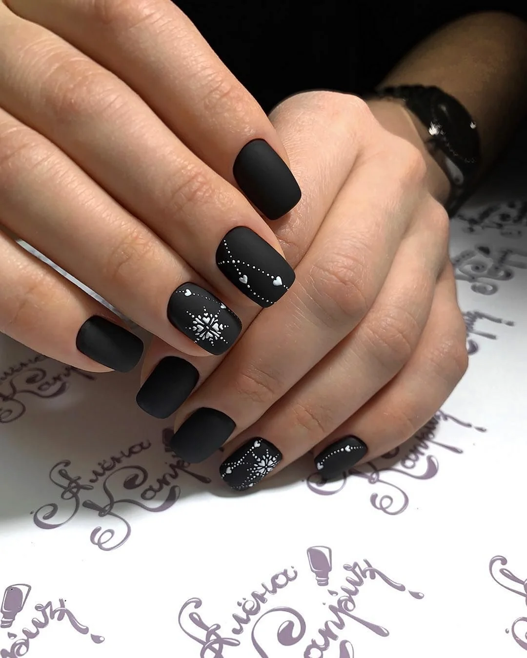 Чёрный маникюр на квадратные ногти