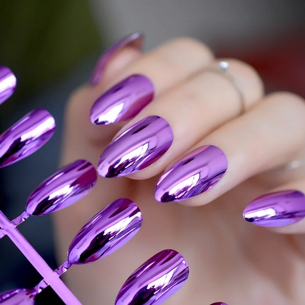 Фиолетовая втирка на ногтях