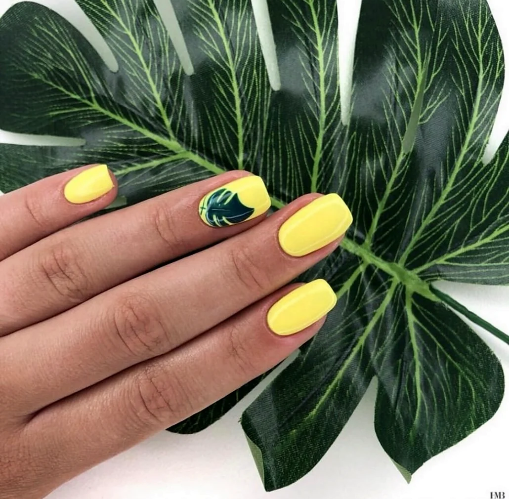 Маникюр с листьями