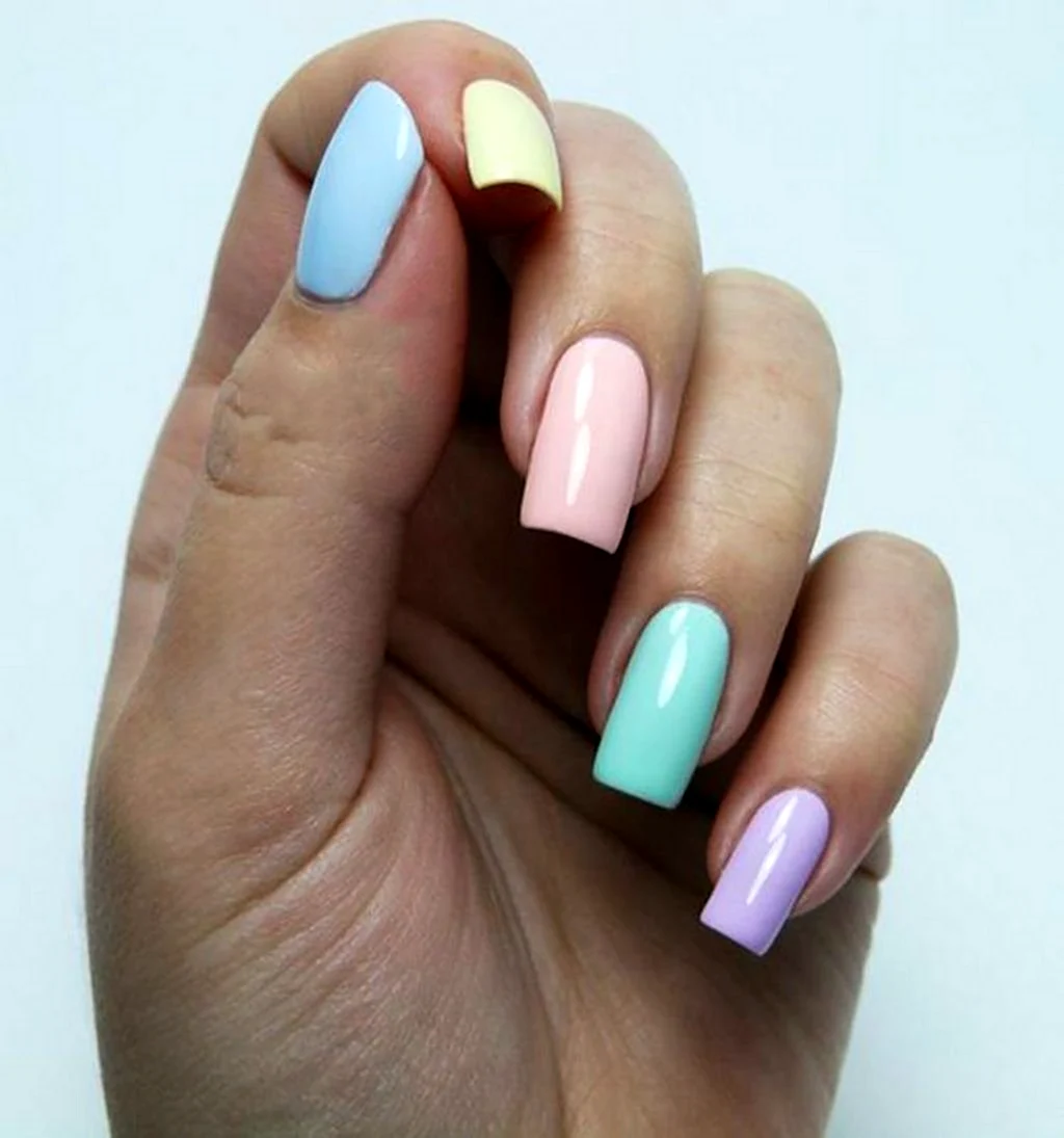 Маникюр разноцветный в пастельных тонах