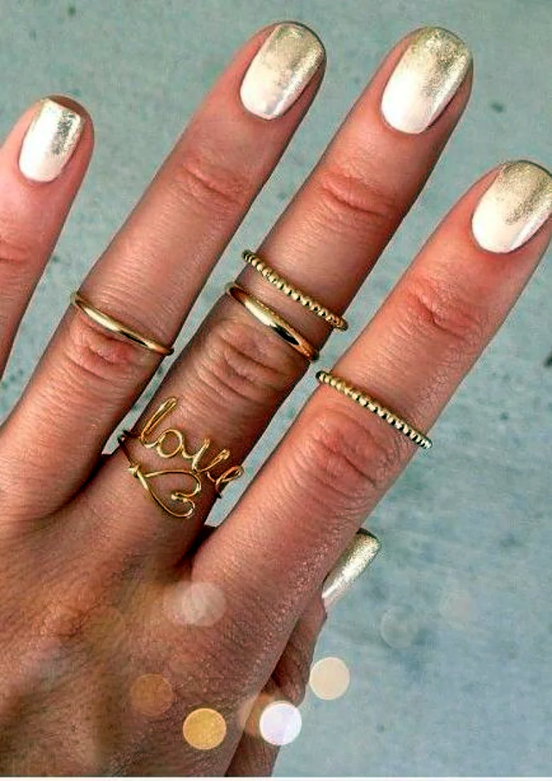 Маникюр белый с золотом на короткие ногти