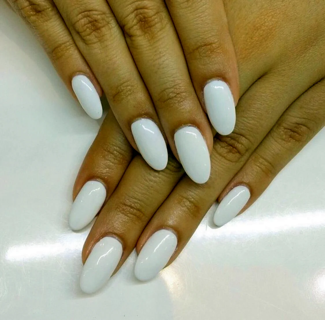 Ногти Арианы Гранде белые