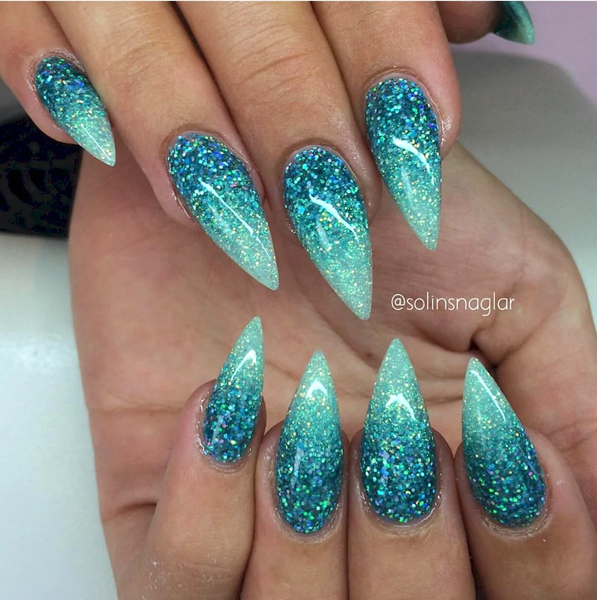 Бирюзовые ногти с блестками