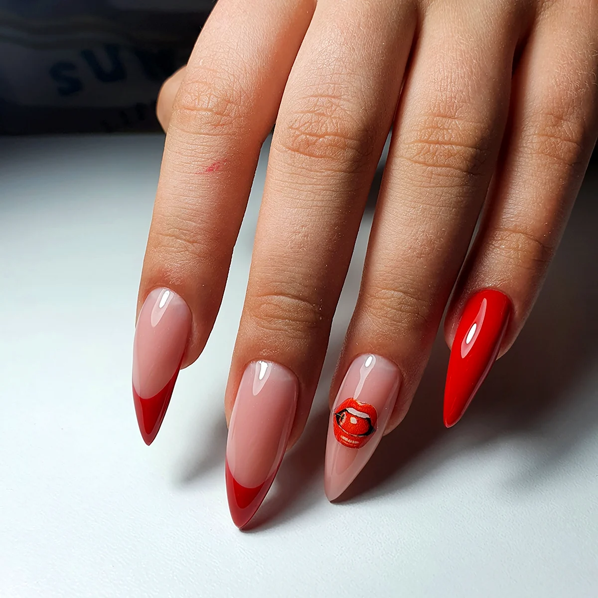 Красный френч на миндалевидных ногтях