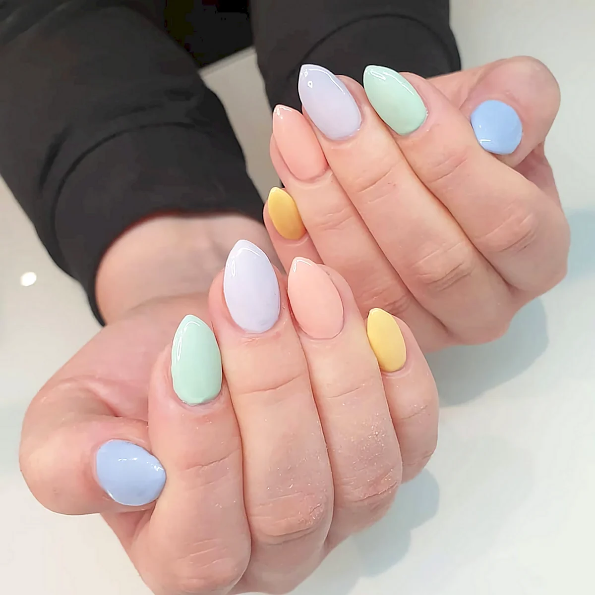 Маникюр разноцветный в пастельных тонах