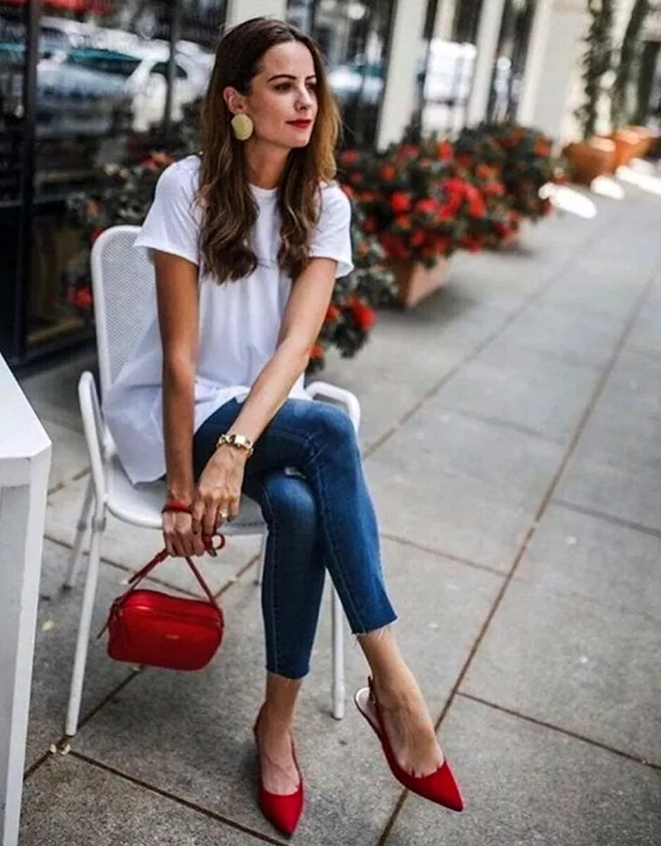 Джинсы и красные туфли