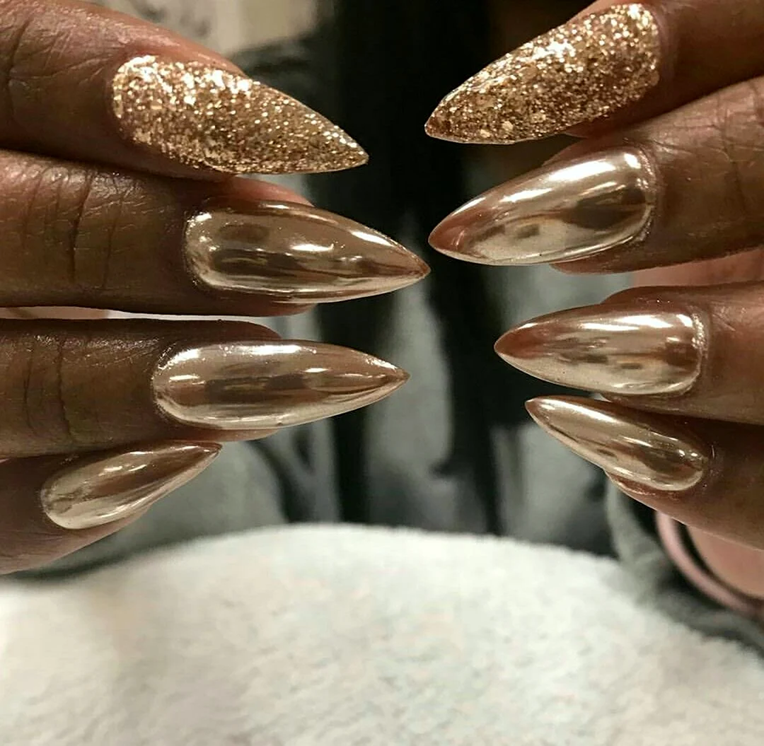 Серебристый и золотой маникюр