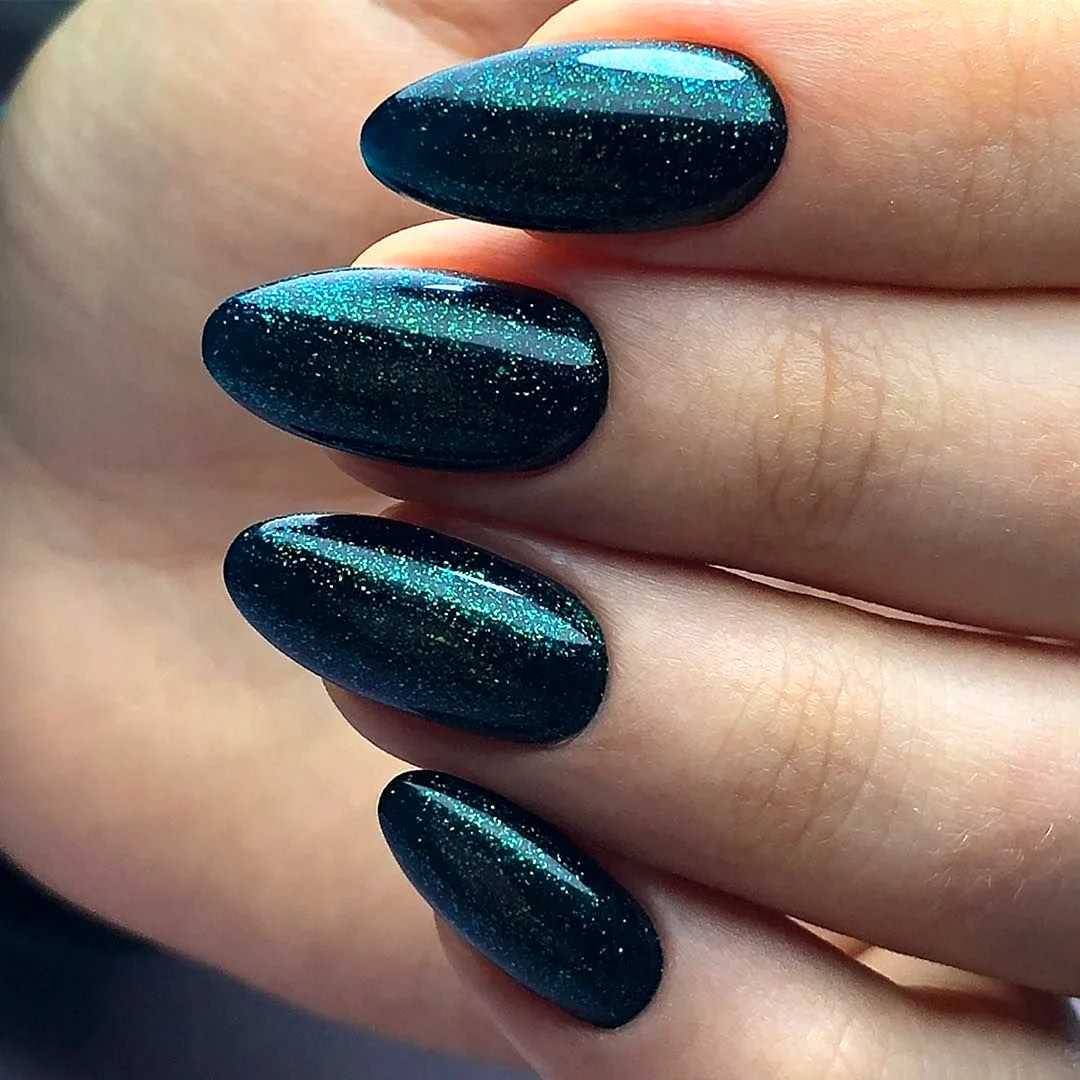 Изумрудный маникюр однотонный