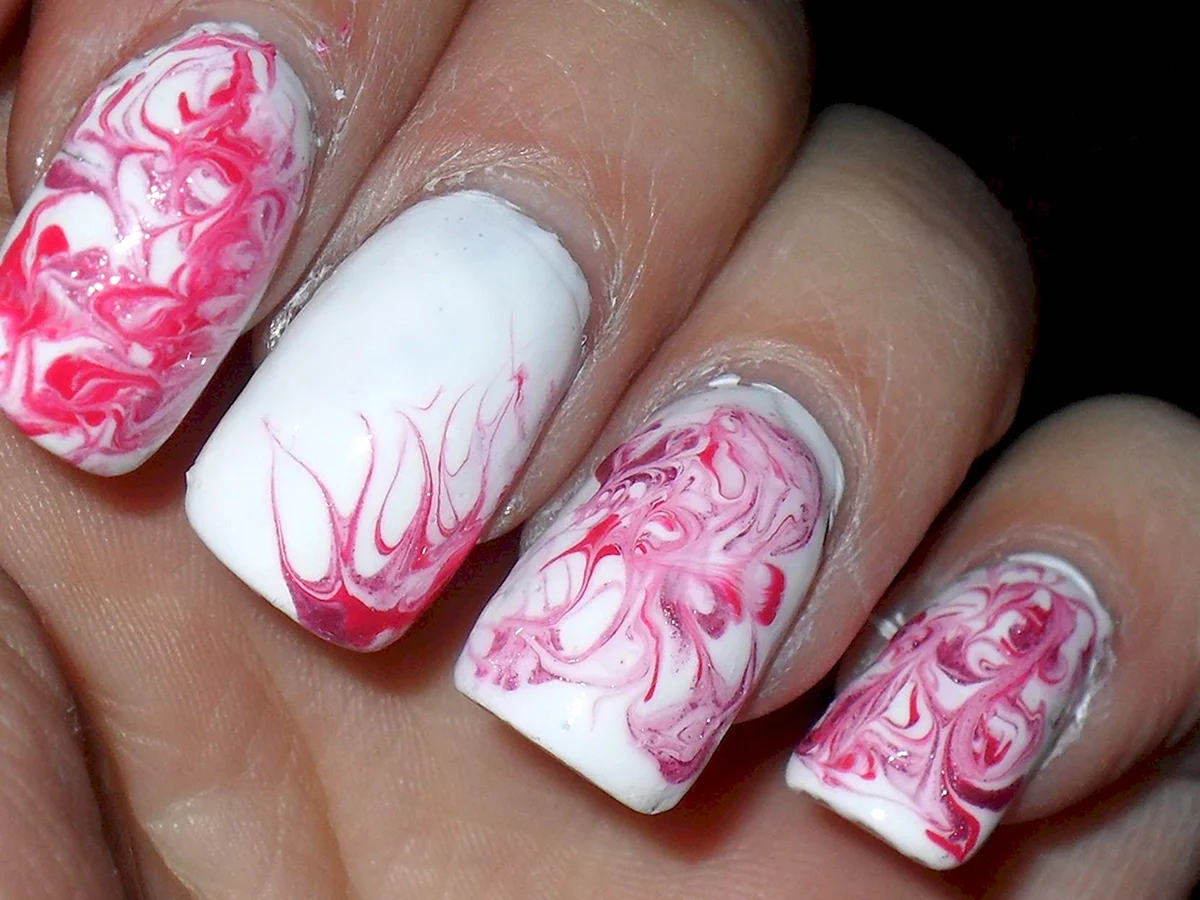 Маникюр мрамор фуксия