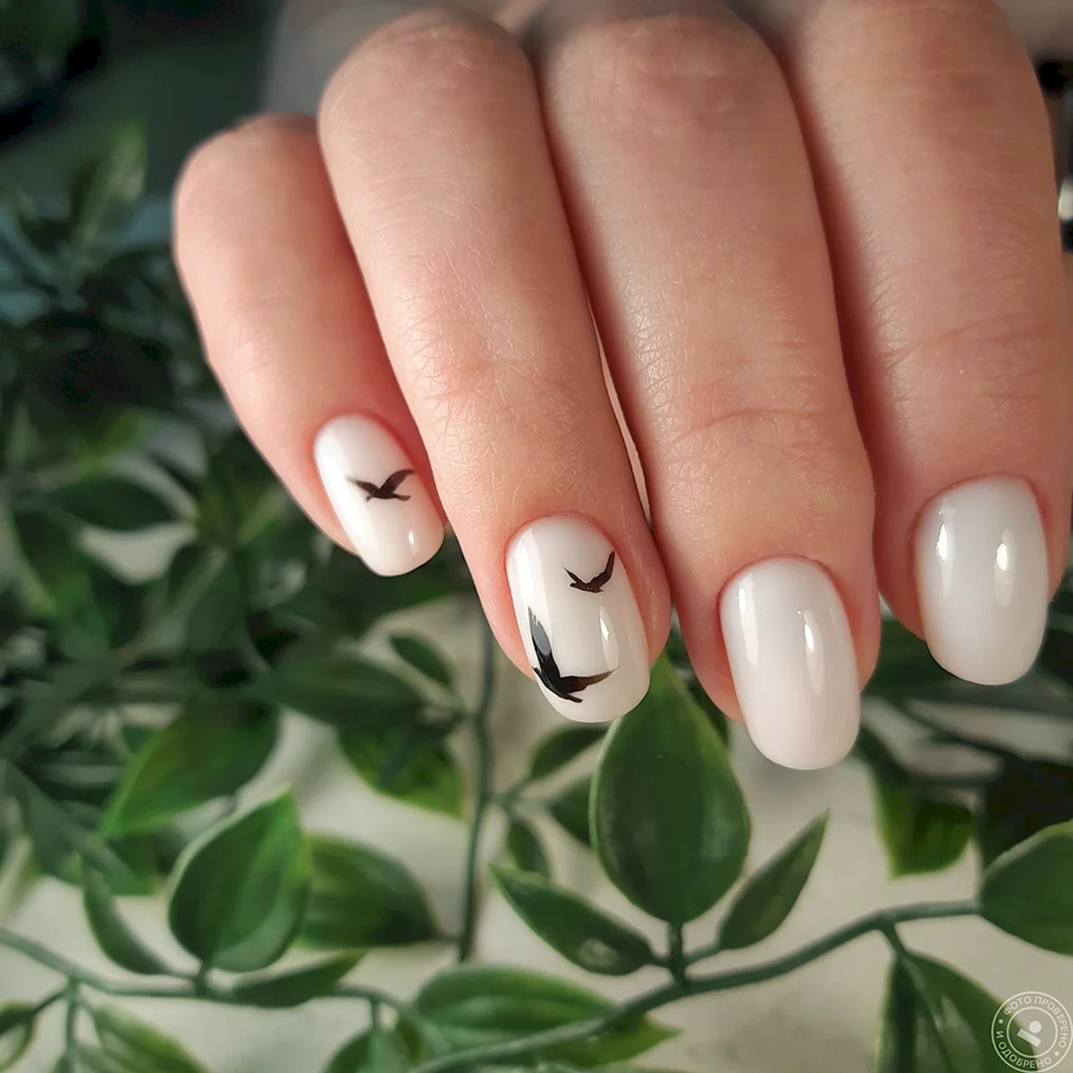 Молочный маникюр с веточкой