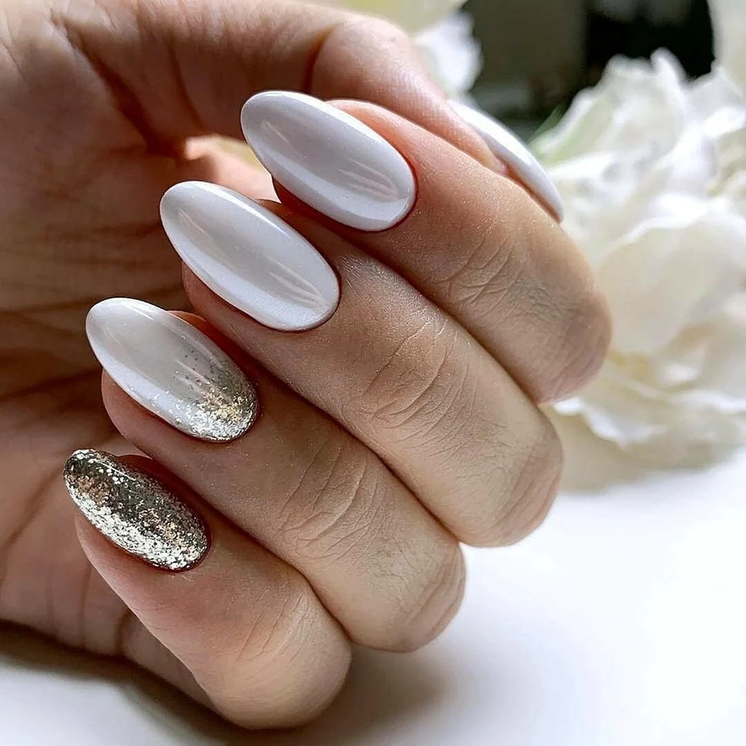 Белый маникюр 2022 с втиркой