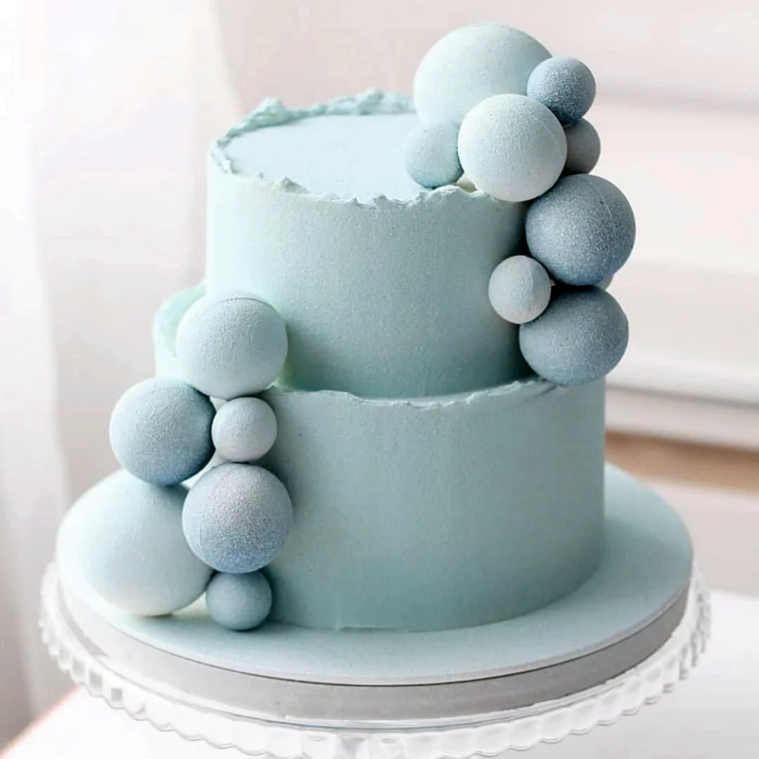 Двухярусный торт с шарами