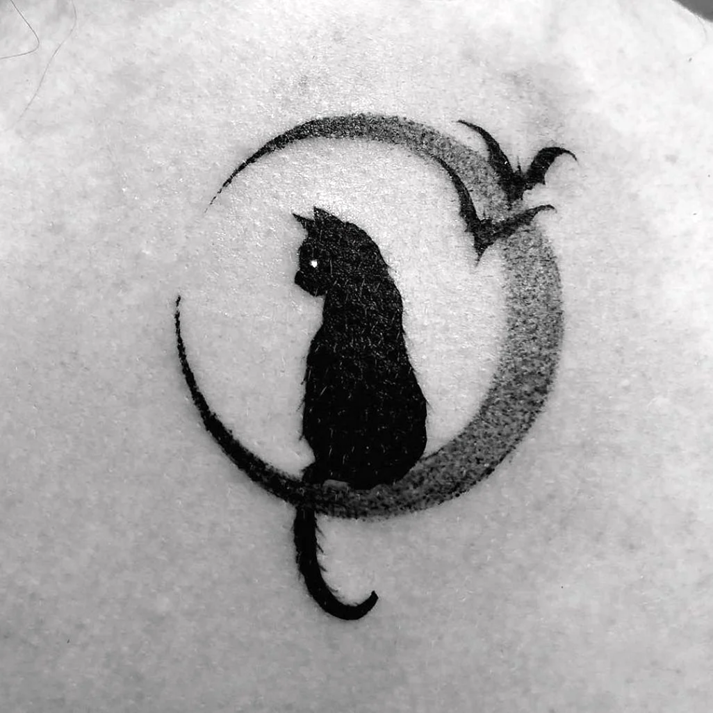 Тату кошка на месяце