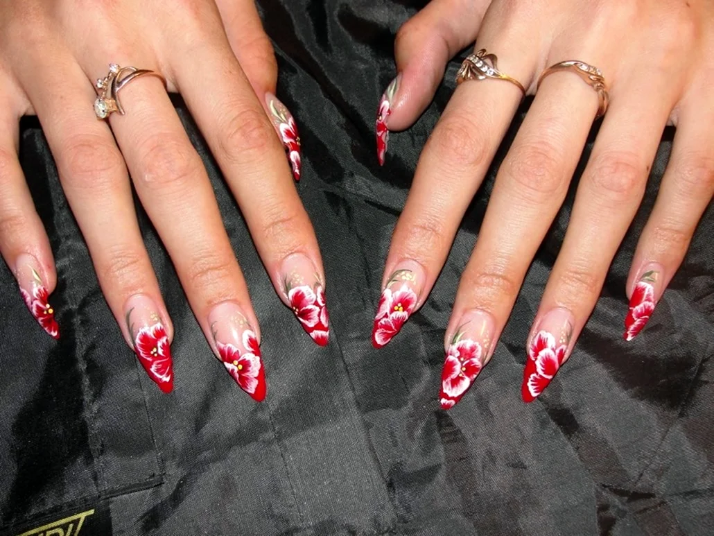 Нарощенные ногти красный с белым