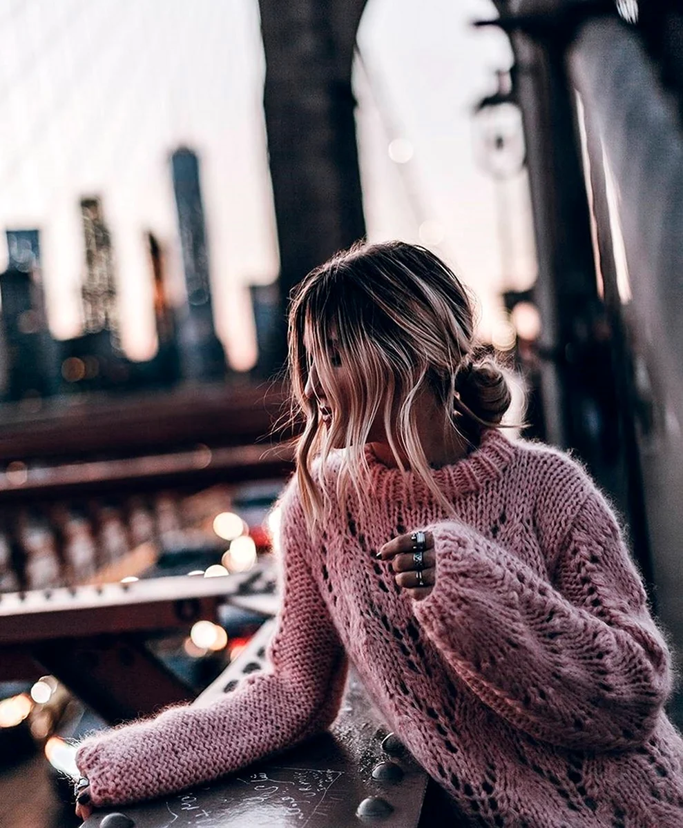 Девушка в теплом свитере