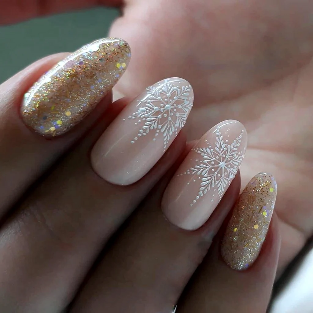 Новогодний нюдовый маникюр миндаль