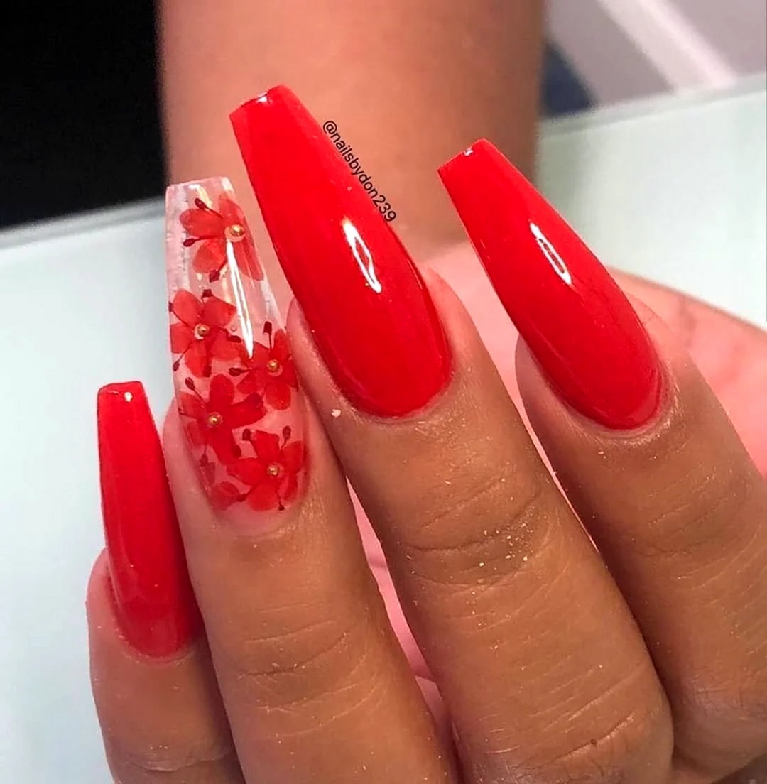 Красный шеллак на длинные ногти